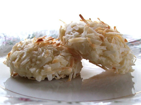Moist and Chewy Coconut Macaroons